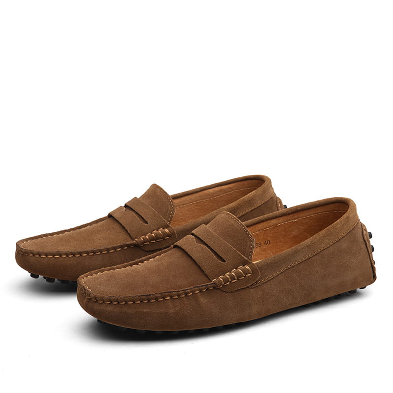 Mocassins en daim marron avec un design classique de mocassin et des surpiqûres contrastées dans un matériau en daim durable.