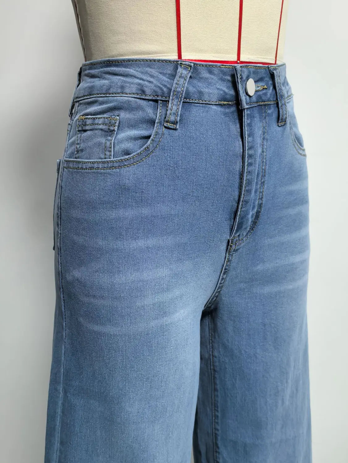 Olivgrüne Denim-Jeans mit weitem Bein mit hellem Wasch-Denim in Hochsitz-Passform, gerade geschnitten und klassischem Fünf-Taschen-Design.