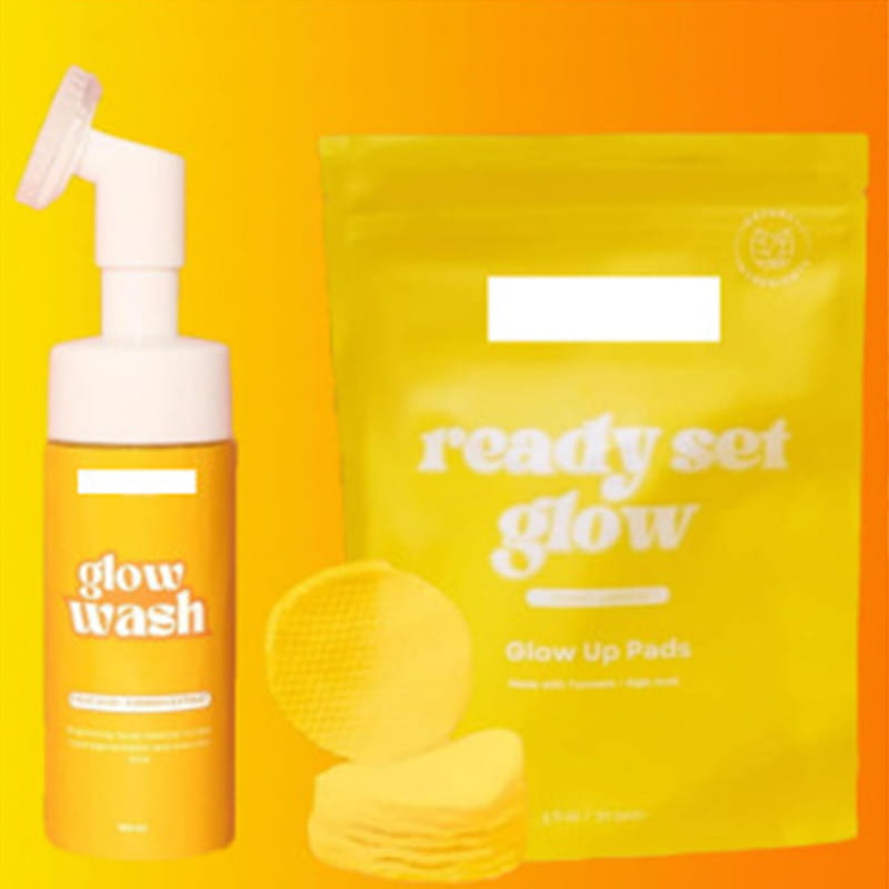 Orangefarbenes Schaumbad-Seifenspender-Fläschchen mit weißem Spender und passenden gelben Glows-up-Pads in einer hellgelben Tasche als Teil des Kojic-Säure-Peeling-Kits mit 30 Glows-up-Pads.