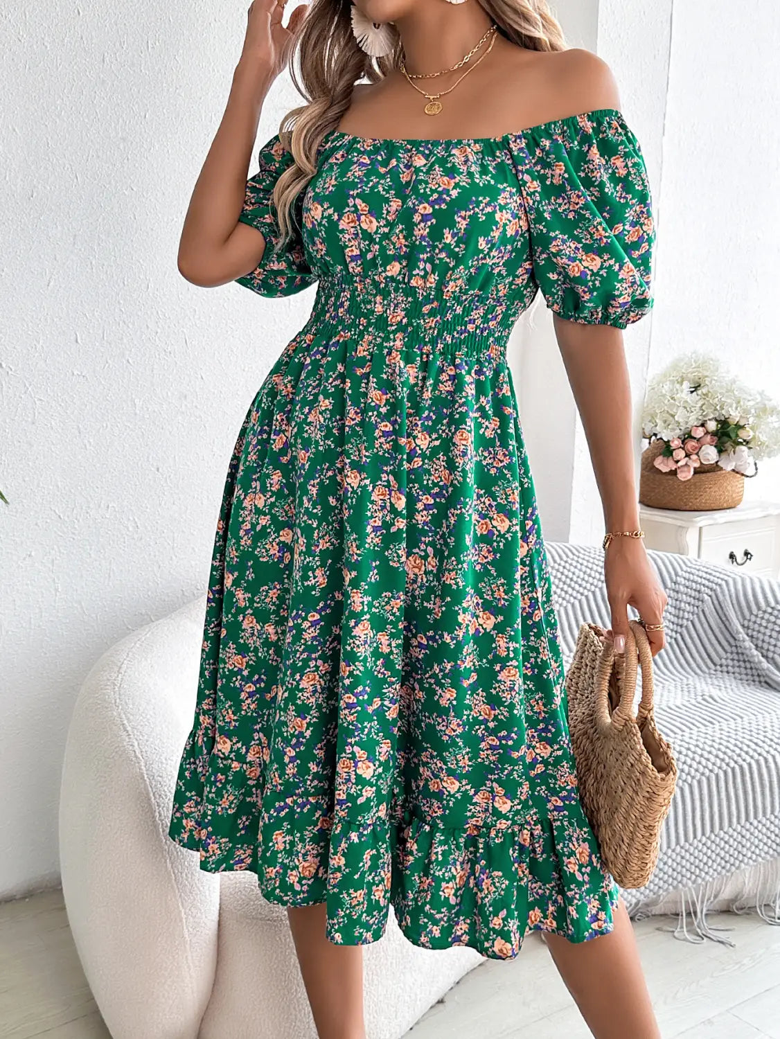 Robe d’été à imprimé floral vert vif à encolure carrée, manches bouffantes et volants, avec design décolleté, délicates fleurs roses et violettes, manches bouffantes, jupe évasée et tissu léger.