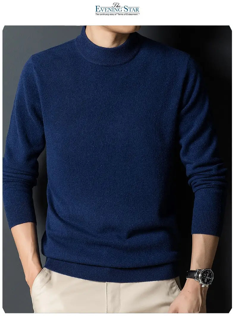 Ein marineblauer Herren-Pullover mit Stehkragen im Slim-Fit aus weichem Strickmaterial mit langen Ärmeln.