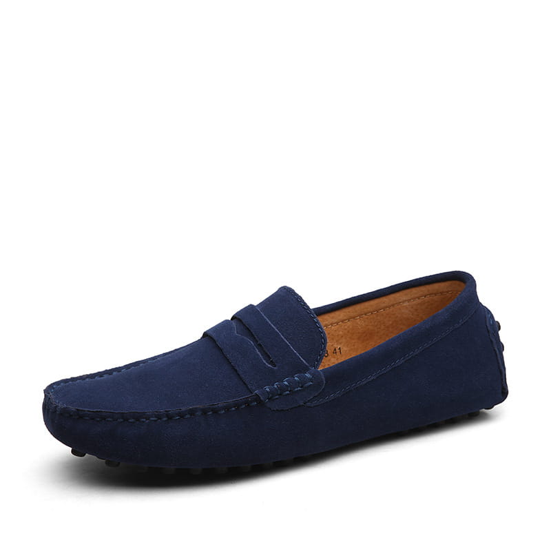 Mocassins en daim bleu marine avec une bride en cuir cousue sur l’avant-pied et des surpiqûres contrastées.