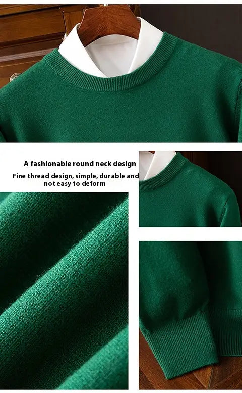 Suéter tipo pulóver de cuello redondo acanalado para hombre en verde profundo, con textura de punto fino, superpuesto sobre una camisa con cuello blanco.