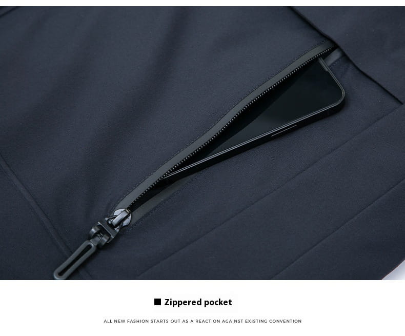 La chaqueta de invierno negra con capucha acolchada térmica presenta un bolsillo con cremallera negra, con un tirador metálico elegante y costuras reforzadas.