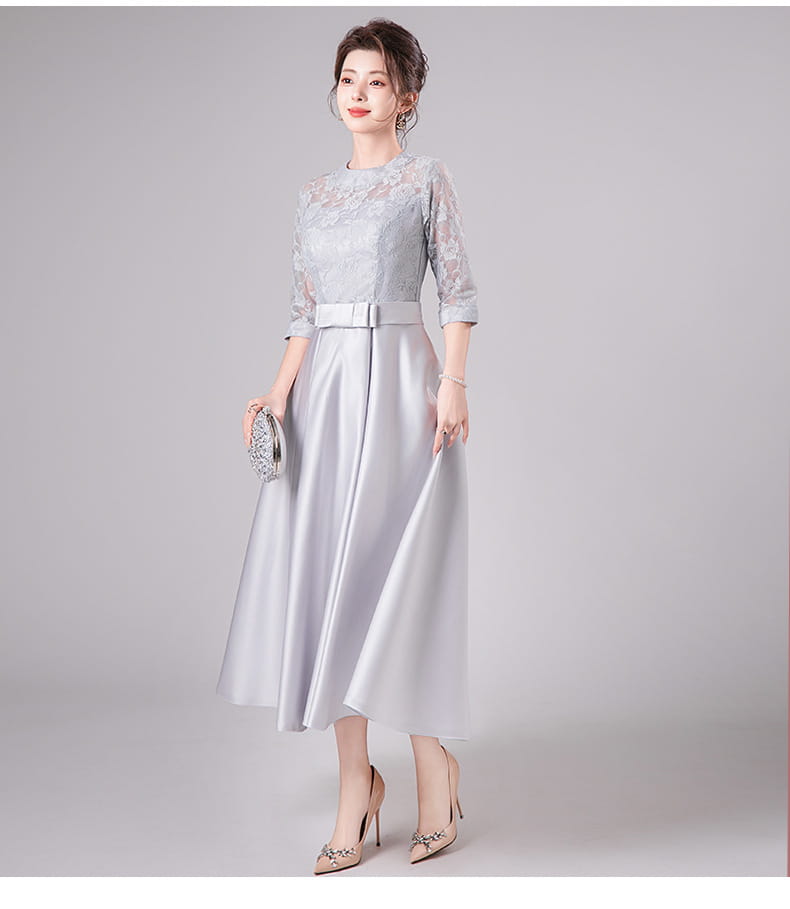 Robe midi en satin argent avec manches en dentelle et une ceinture assortie conçue comme une robe midi d’anniversaire en satin à dentelle turquoise.