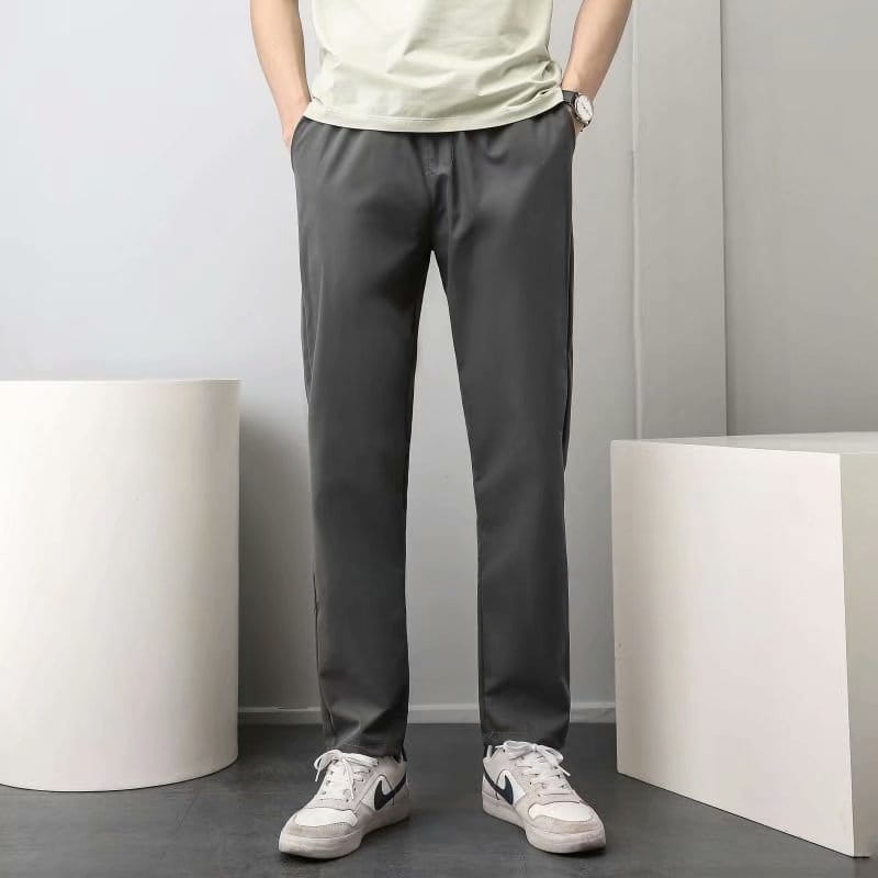 pantalon slim gris avec une texture subtile et un design moderne épuré, complétant la tenue décontractée du pantalon chino slim fit court vert olive.