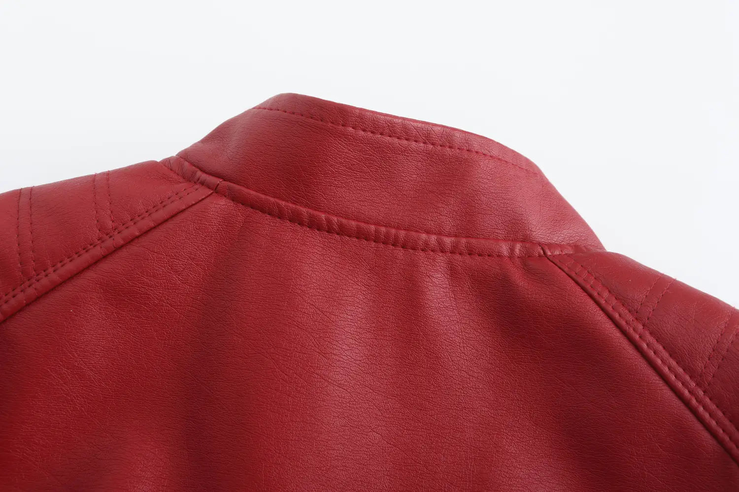 Veste motard en faux cuir rouge avec col montant, featuring une couture soignée et une finition lisse légèrement brillante.