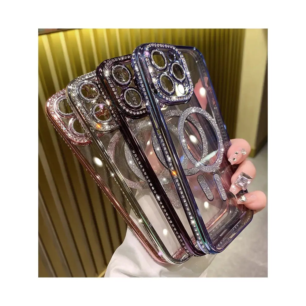 Rückseite einer transparenten Magsafe-Rhinestone-Handyhülle für iPhone 13 Pro Max mit einer glitzernden, diamantenbesetzten Kameralasche und einem magnetischen Ringständer in Roségold, Schwarz und violetten Farbtönen.