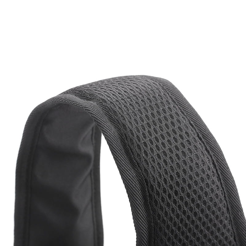Schwarzer Mesh-Schulterriemen mit glatter, gepolsterter Innenauskleidung an einer wasserdichten Herren-Oxford-Gewebe-Minimalist-Crossbody-Brusttasche.