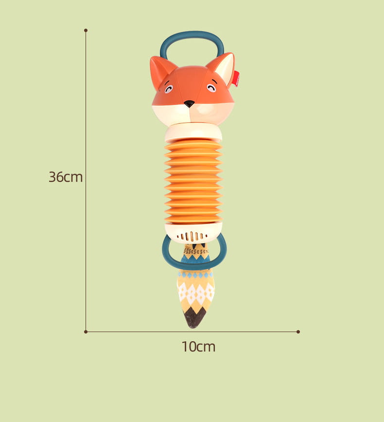 Un hochet pour bébé d’environ 36 cm de hauteur, à thème renard orange et crème, avec une poignée bleue, un corps en caoutchouc segmenté et une queue à motifs conçue comme un jouet musical.