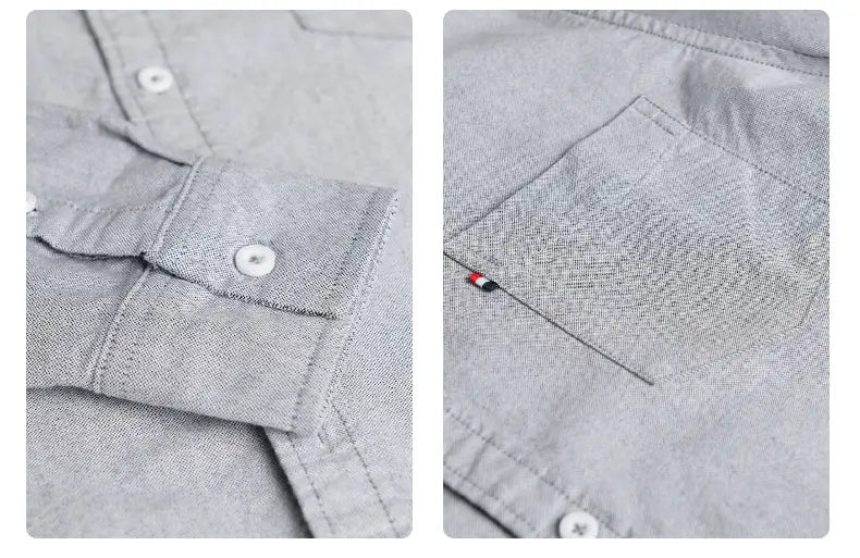 Herren-British-Style-gestreiftes Oxford-Baumwollhemd mit langem Arm aus grauem strukturiertem Stoff mit weißen Knöpfen und einem kleinen rot-schwarzen und weißen Logo auf der Brusttasche.