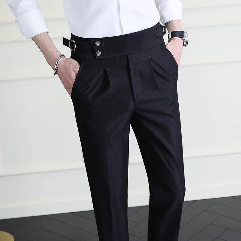 Schwarze, maßgeschneiderte Herren-Sommerhose mit geradem Schnitt für den Business-Bereich, mit hoher Taille, Umschlagfalten und zwei dekorativen Knöpfen an der Gürtelschlaufe.