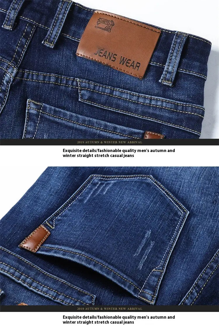 Pantalones vaqueros de mezclilla elástica de corte slim fit para hombre, mostrados desde el lado posterior, con mezclilla azul marino oscuro, con un parche de cuero de marca marrón que lee «jeans wear» y detalles de costuras a juego.