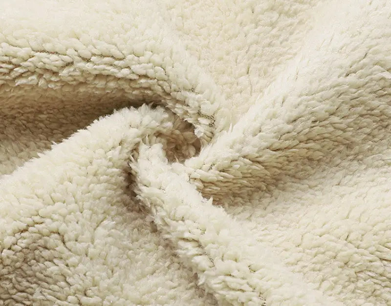 cremefarbener, plüschiger Fleecefaserstoff mit weicher, strukturierter Oberfläche von einem Herren-Schwergewicht-Sherpa-Fleecepullover mit Reißverschluss, innen mit Sherpa gefüttert.