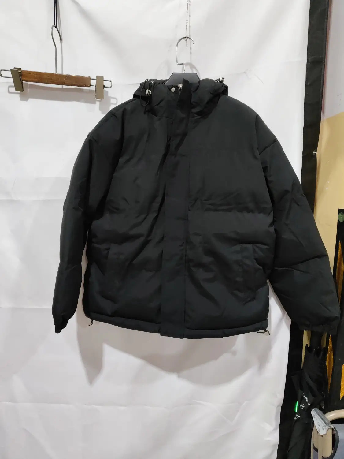 Damen-Kapuzensteppjacke mit wattierter Polsterung in Schwarz mit Stepp-Design und Kapuze für Wärme und Komfort.