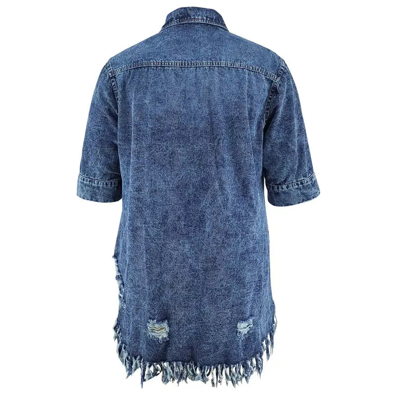Robe chemise midi en denim bleu à ourlet effiloché abîmé, avec manches retroussées en denim.