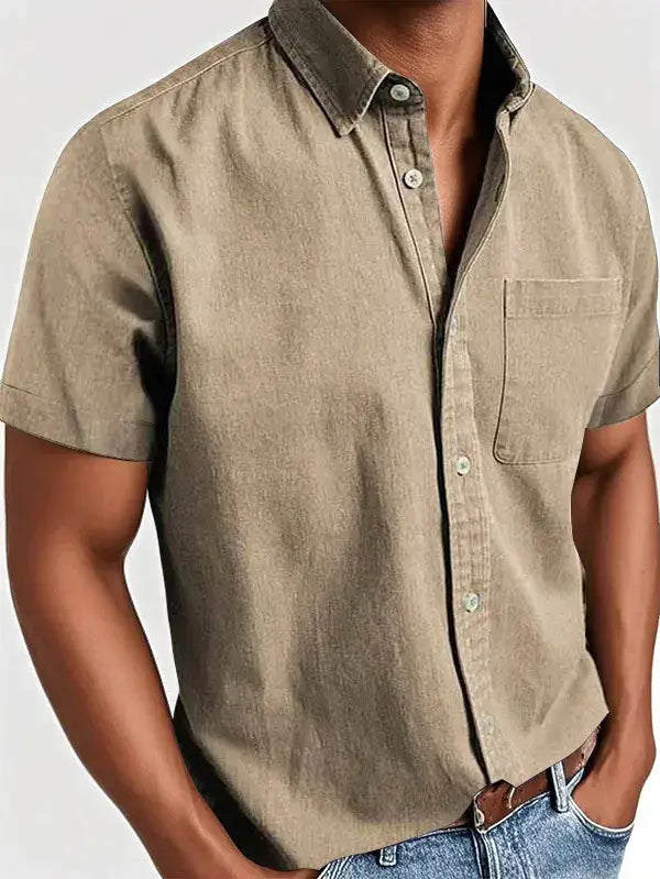 Herren-Jeanshemd mit kurzem Ärmel und Polokragen in Beige, mit durchgehender Knopfleiste, vorderer Brusttasche und Kragen.