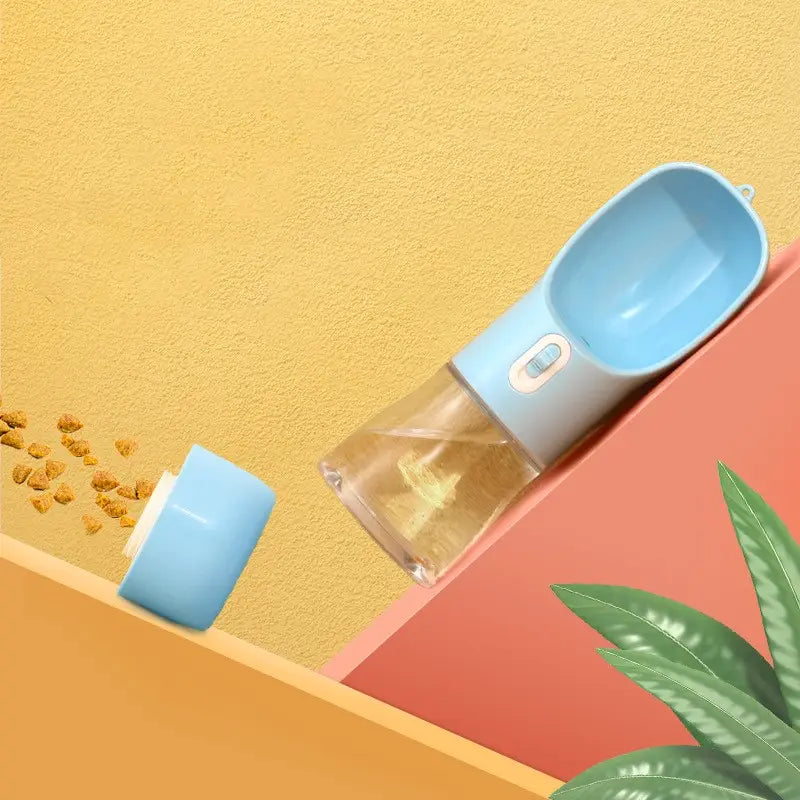 Gourde pour chien bleu clair, gamelle de voyage portable avec base transparente et petit bouton sur le côté, conçue pour une capacité de 458 ml.