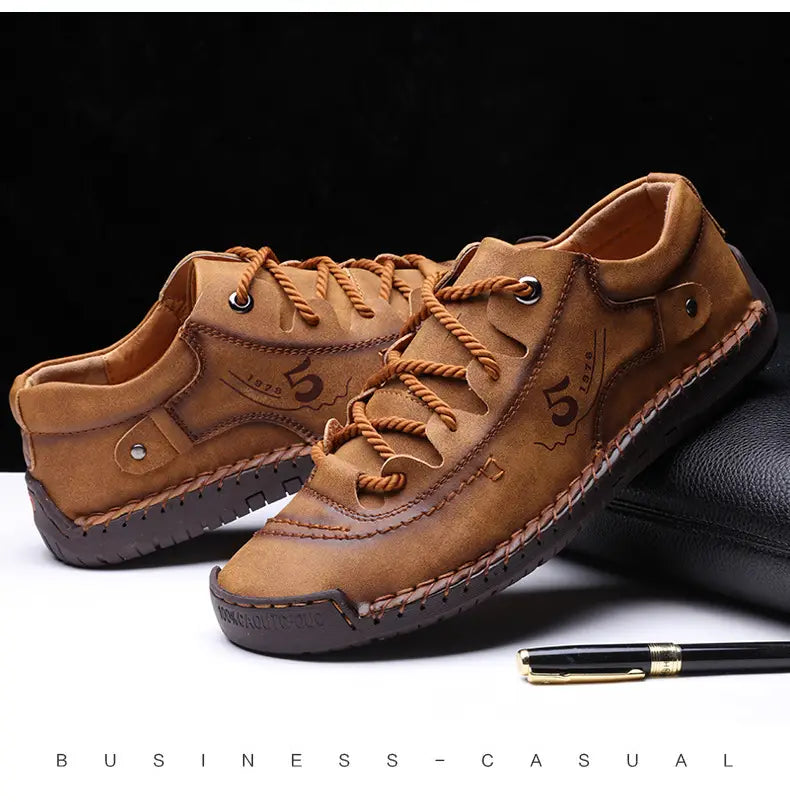 Herren-Lederschuhe im britischen Casual-Stil mit Schnürung aus braunem Wildleder mit gestickten Details und dunkler Gummisohle.