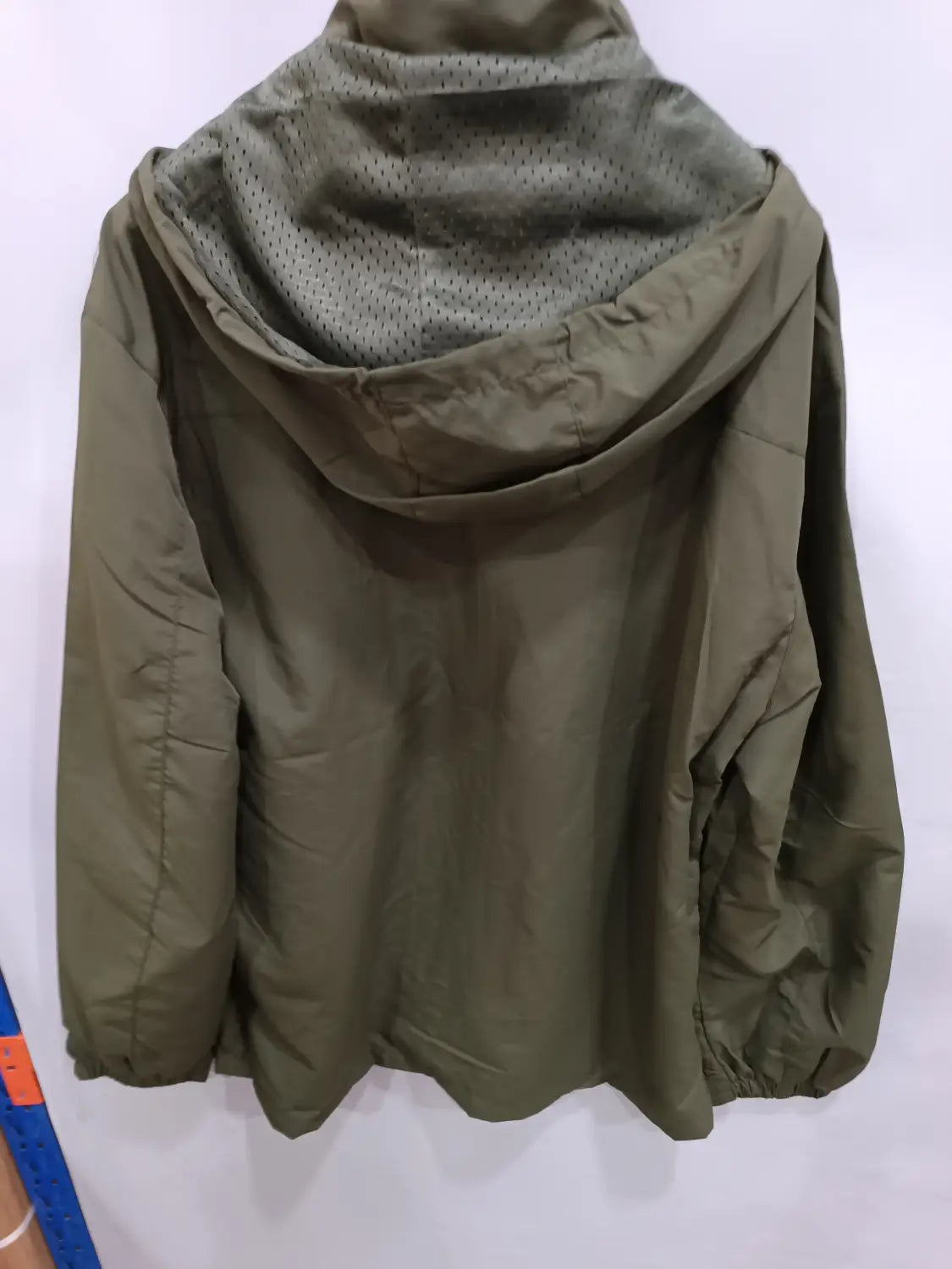 Chaqueta de senderismo con capucha impermeable color verde oliva, con interior forrado con malla y puños ajustados elásticamente