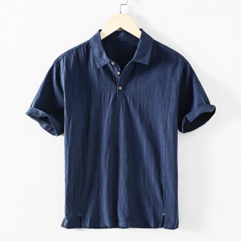 Chemise en lin pour homme, style décontracté, respirante pour l’été, de couleur bleu foncé, avec manches courtes, tissu texturé et fermeture boutonnée en bois.