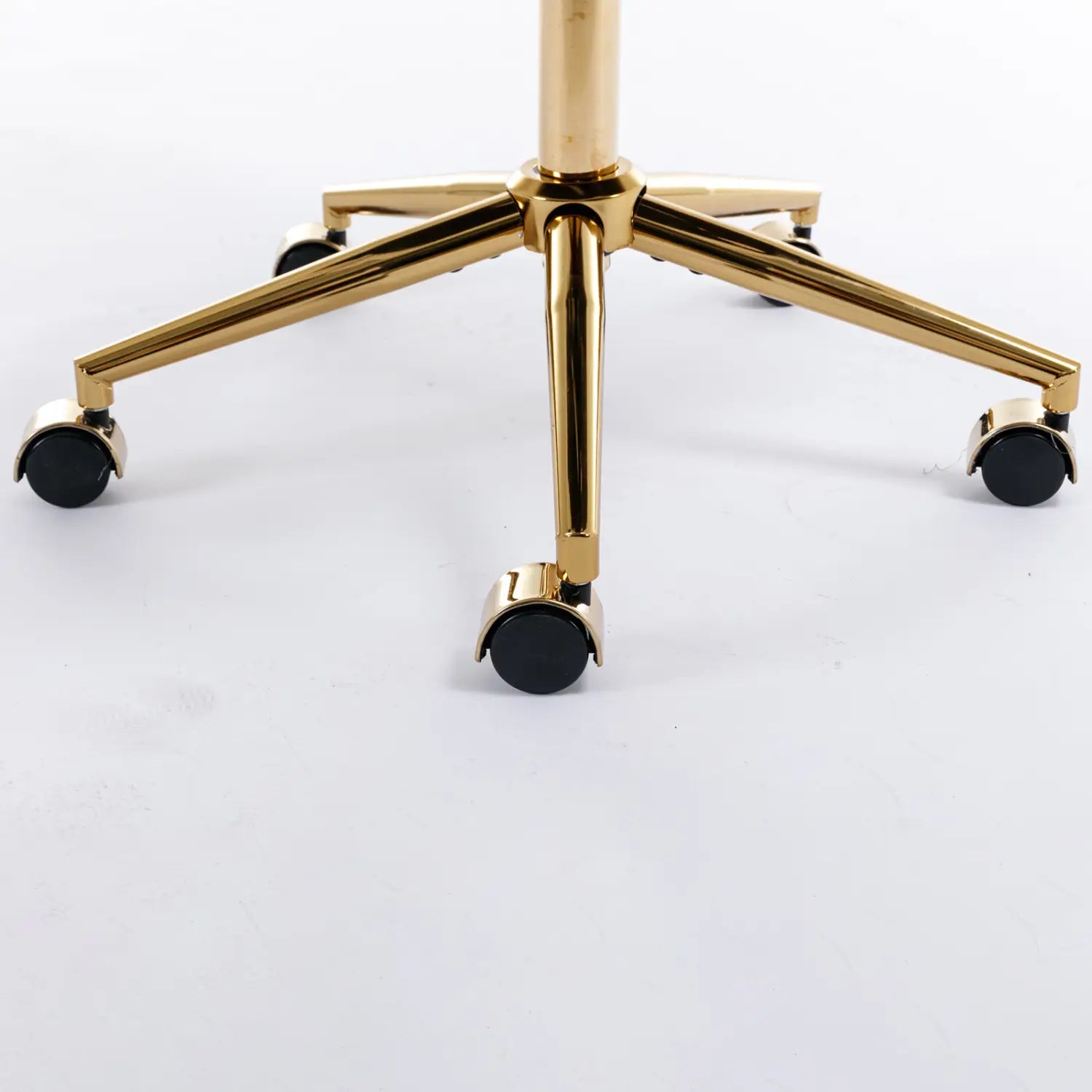 Base cinq étoiles à finition dorée avec roulettes noires, soutenant une chaise de bureau en fausse fourrure gris clair à base en métal doré.