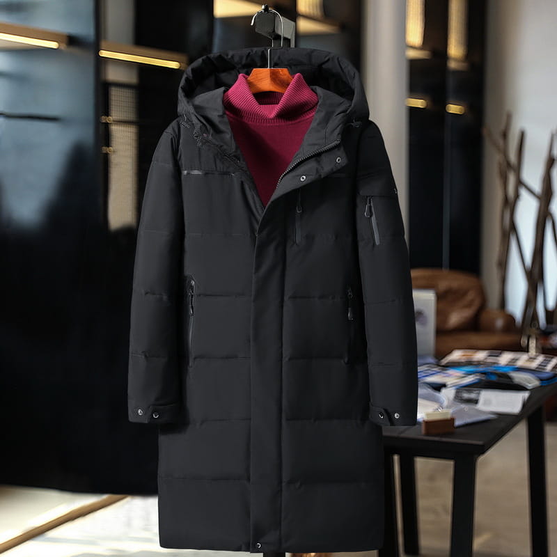 Herren-Langsteppjacke in schwarz mit Kapuze und Daunenfüllung für den Winter mit maroonfarbenem Turtleneck-Futter, ausgelegt für kaltes Wetter.
