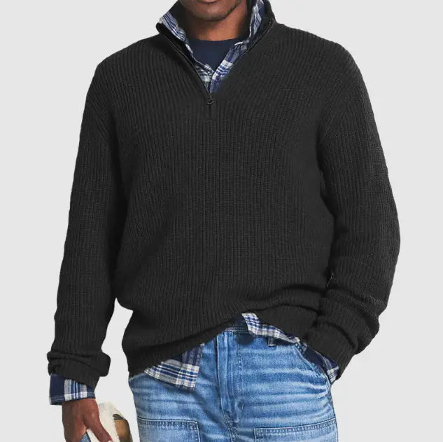 Pull en maille à col montant zippé au quart pour hommes, en maille côtelée noire, porté par-dessus une chemise à carreaux