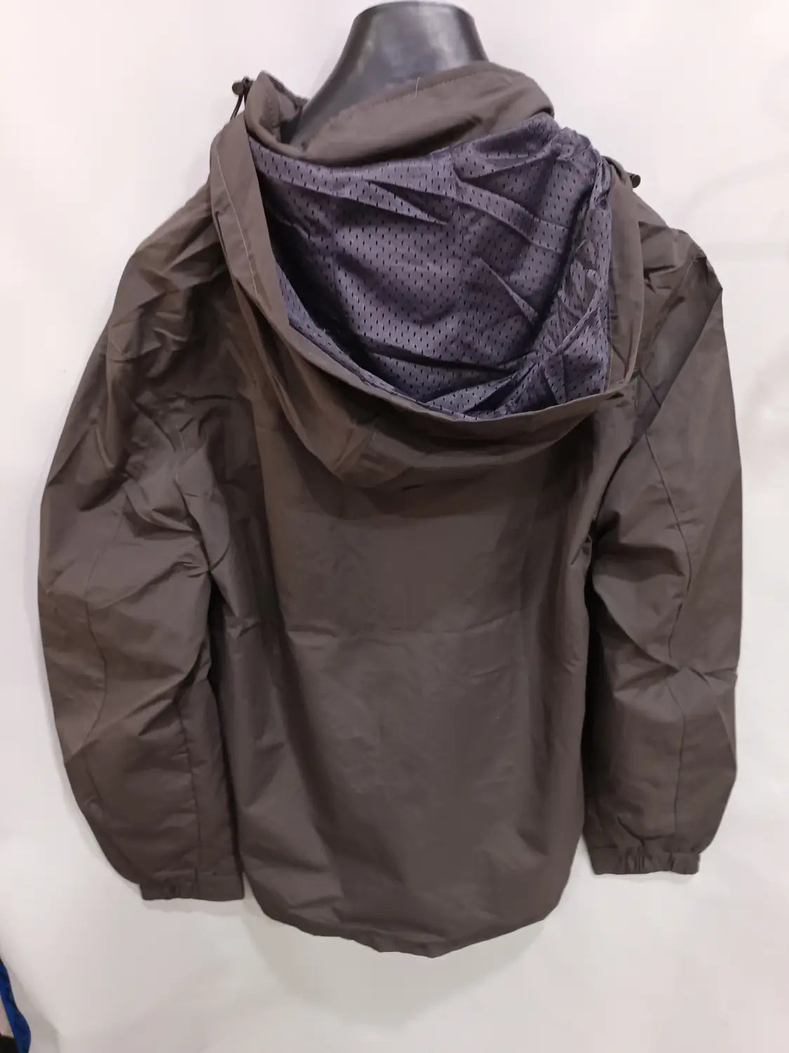 Chaqueta de senderismo con capucha impermeable color gris oscuro, con interior forrado con malla y puños elásticos.