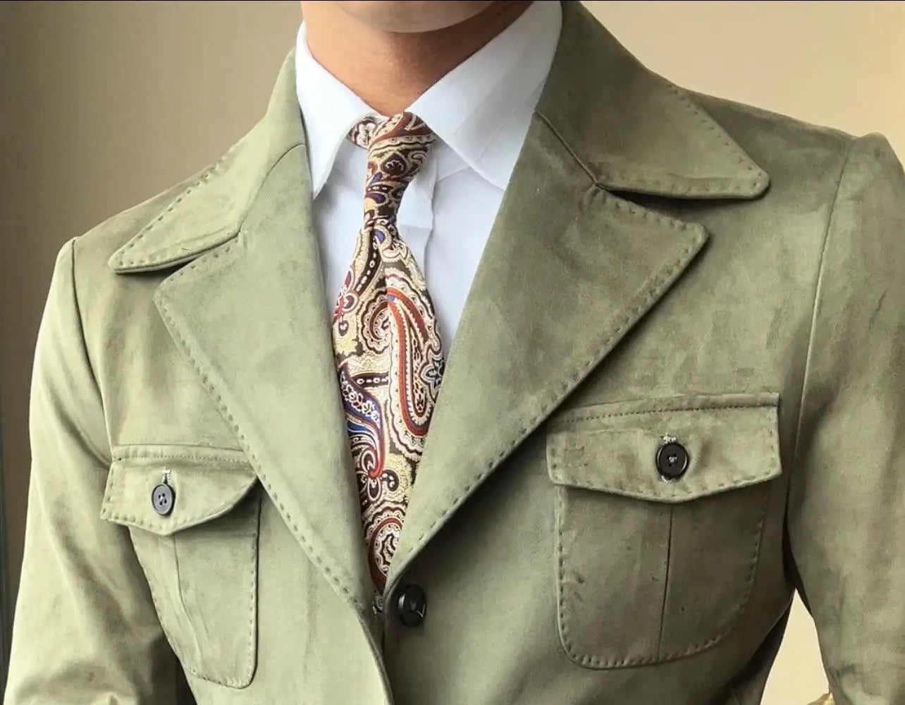 Abrigo de ante para hombre de terciopelo color verde oliva retro de primavera, con un blazer de ante verde oliva con dos bolsillos delanteros de solapa y botones oscuros.