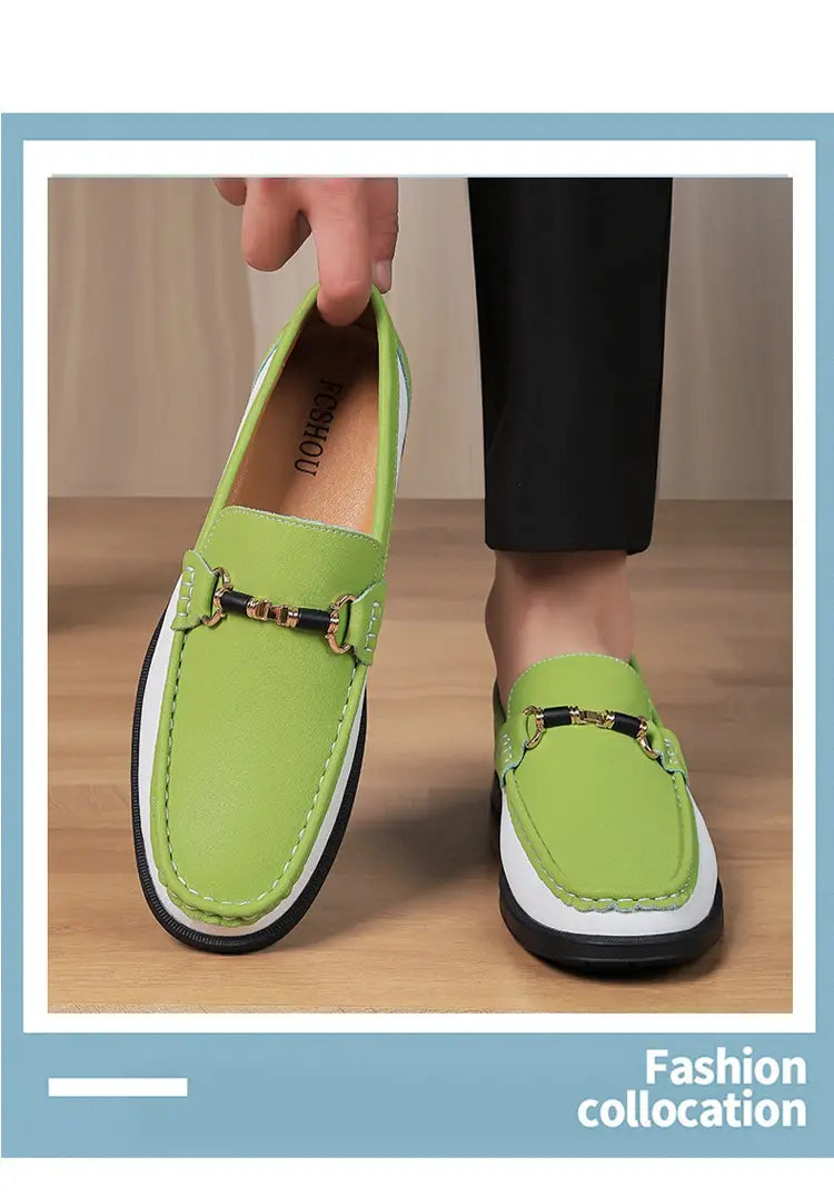 Mocassins décontractés en cuir pour homme à mors de cheval vert tilleul vif, avec semelle blanche contrastante, bordure noire et boucle à mors de cheval ton or.