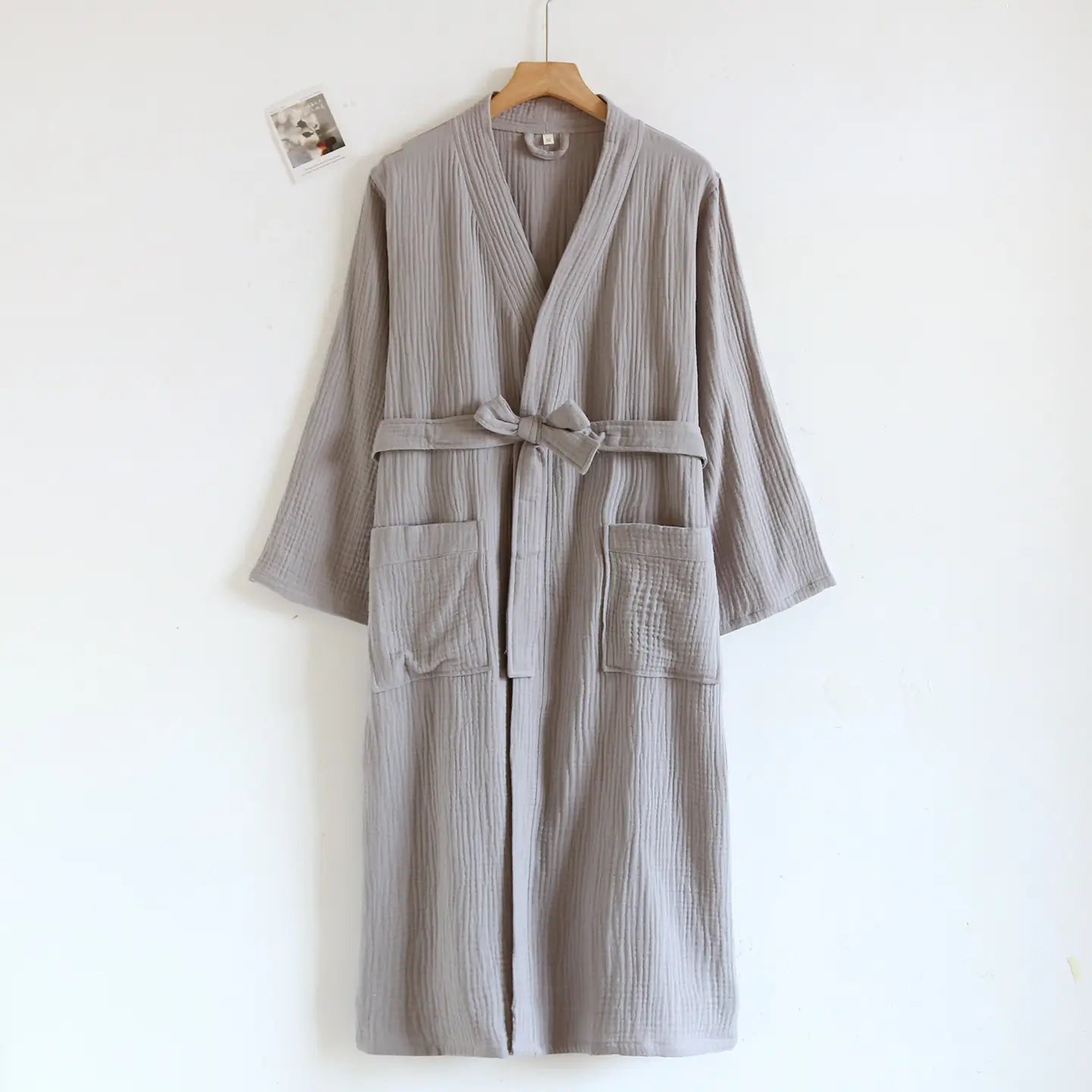 Peignoir en gaze de coton côtelé gris clair et doux pour homme, avec une ceinture assortie nouée en nœud et deux poches avant.