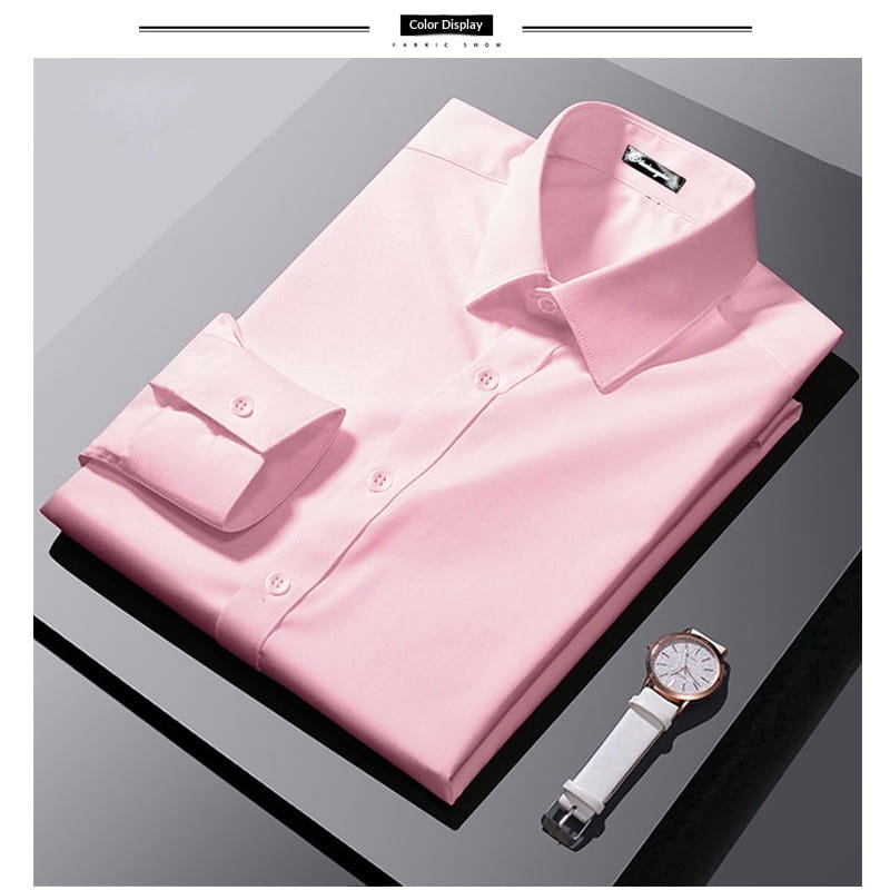 Ein Herren-Slim-Fit-Business-Hemd in hellem Rosa mit klassischem Kragen und geknöpften Manschetten, ordentlich gefaltet neben einer passenden Uhr.