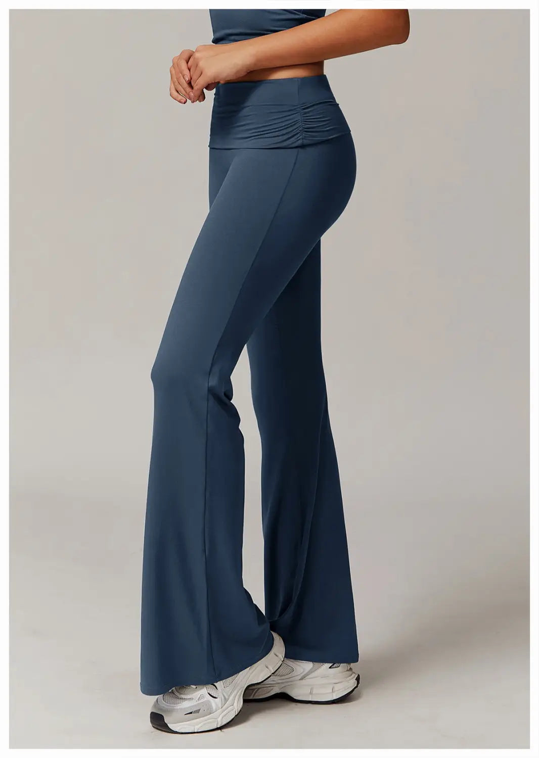 pantalones de yoga acampanados de cintura alta en azul oscuro con cinturilla fruncida, diseñados para un ejercicio cómodo y uso casual.