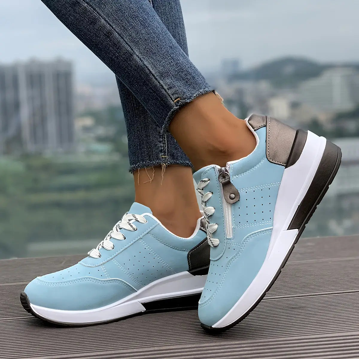 Baskets à plateforme pour femmes bleu clair avec lacets blancs, fermeture éclair latérale argentée, touches noires et grises, en cuir synthétique pour un port décontracté.