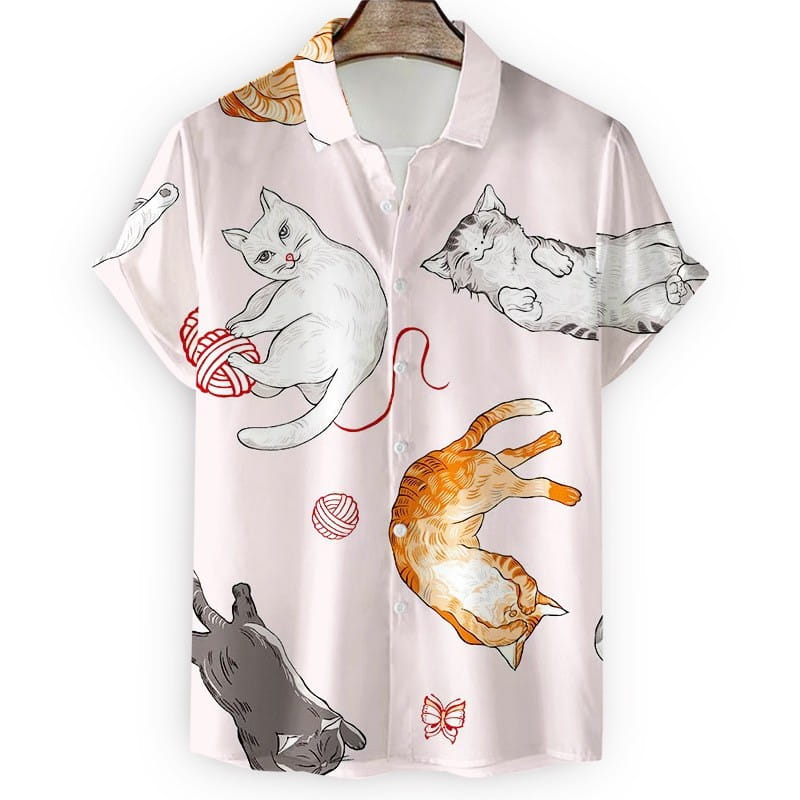 Camisa hawaiana para hombre con estampado floral de corte ajustado color rosa claro, de manga corta, con un patrón juguetón de gatos ilustrados en diversas posturas, incluido uno jugando con lana y otro durmiendo.