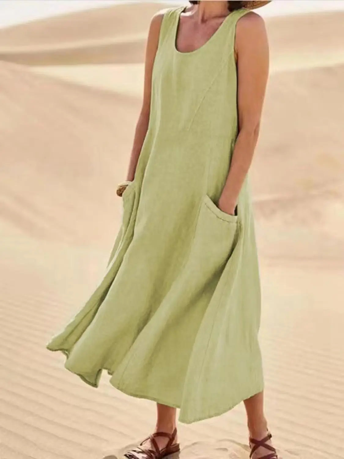 Robe longue maxi en lin vert clair sans manches, fluide, coupe trapèze en A, avec une coupe ample et de grandes poches avant.