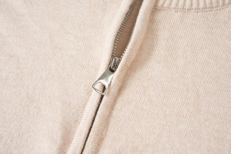 Pull en molleton demi-zip crème pour homme, grande taille, avec une fermeture éclair à ton argenté et une languette de traction moderne sur un tissu tricoté doux.