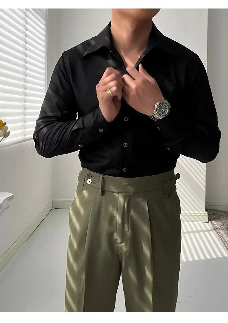 Schwarzes Satin-Hemd mit langen Ärmeln und Knopfleiste, als Teil der Kollektion „weißes One-Piece-Kragenhemd (Slim Fit) mit Rundhalsausschnitt“