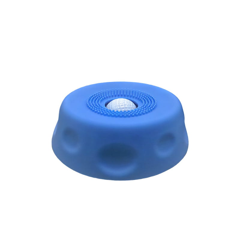 Tapis pour bol à lécher pour chien à alimentation lente en silicone bleu, avec surface circulaire texturée et bille blanche centrale pour un massage des pieds.