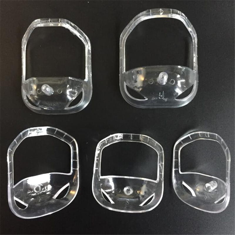 Klare Kunststoff-Abdeckungen für das Scheinwerfergehäuse des Autos, dargestellt zusammen mit einem Bartformungswerkzeug, 5-teiliges transparentes Pflege-Set.