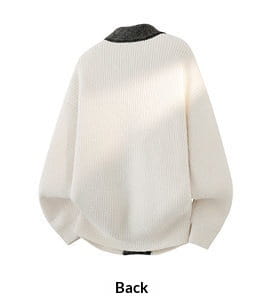 cárdigan de punto acanalado color crema con un cuello oscuro de color gris a contraste, confeccionado con material de punto suave.
