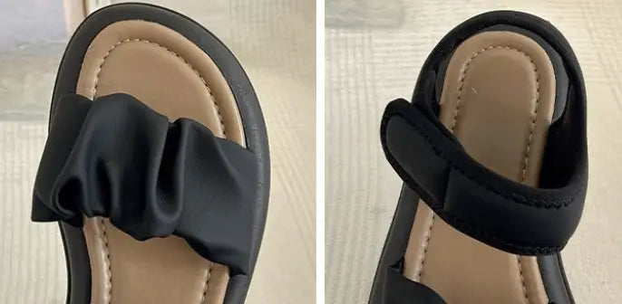 Sandales plateforme pour femmes présentant des sandales à brides froncées noires avec fermeture velcro et une semelle intérieure beige avec semelles épaisses