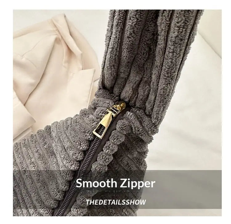 Grau-schattierter Corduroy-Schulterbeutel mit goldfarbenem Reißverschluss, ausgelegt für minimalistisches Streetwear.