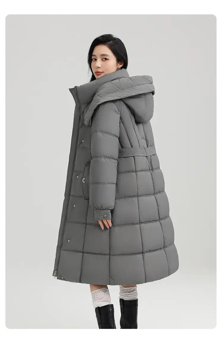 Grauer Slim-Fit-Steppmantel mit Daunenfutter für Damen mit Kapuze und Gürtel aus Puffer-Material.