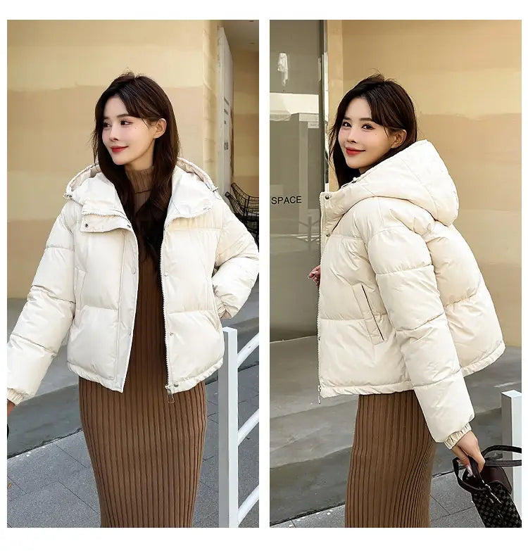Hell-weißliche leichte Kapuzen-Pufferjacke aus Baumwolle mit Steppdesign und Kapuze.