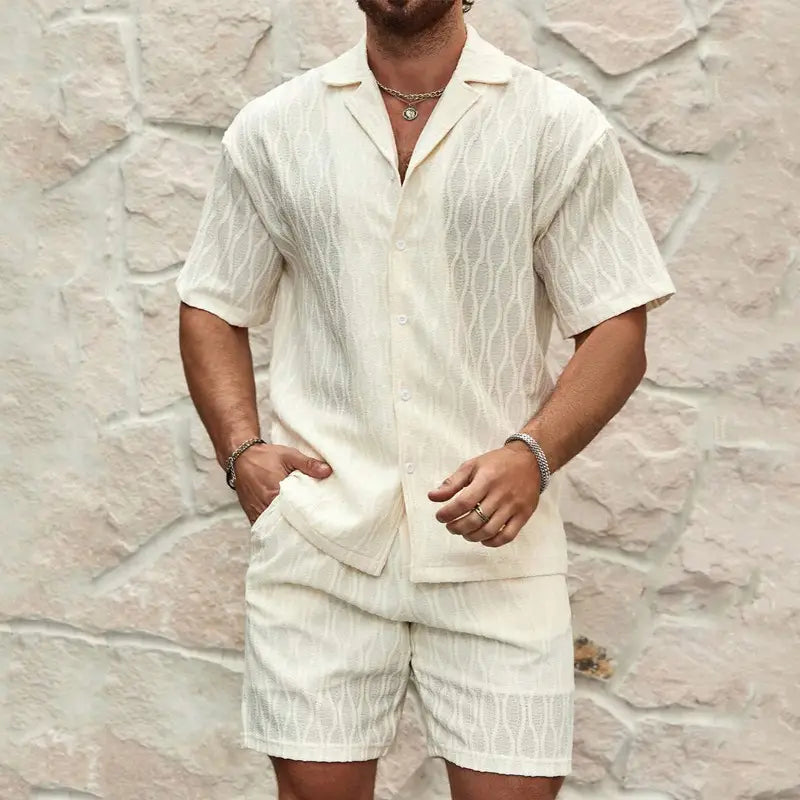 Cremefarbenes Herrenhemd mit kurzem Ärmel und Knopfleiste mit subtilen wellenförmigen Strukturmustern aus dem Sommer-Set aus Herrenhemd mit strukturiertem Wellenmuster und Shorts.