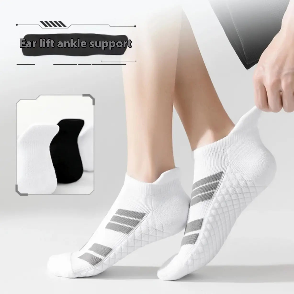 Chaussettes de sport athlétiques pour homme, à lit de pied rembourré, absorbant la transpiration, blanches, avec détails de trois bandes grises et des motifs de grip texturés sur les semelles.