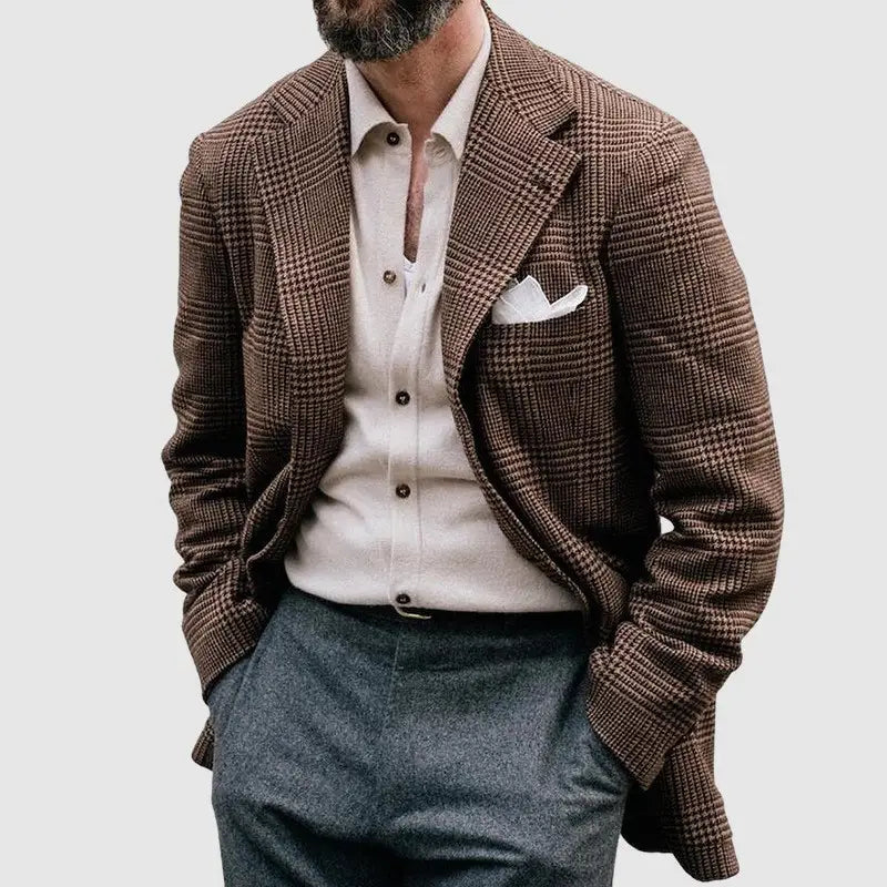 Veste blazer en laine à double boutonnage slim fit pour homme en motif chevrons (herringbone) brun avec revers cranté et pochette blanche.