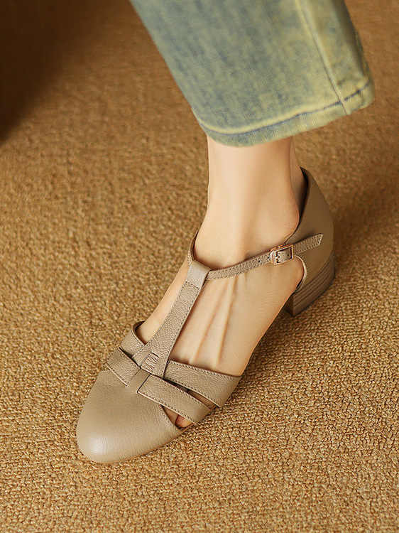 Sandalias de piel de oveja color beige con tira tipo T, tacón bajo de bloque y detalles de tira trenzada.